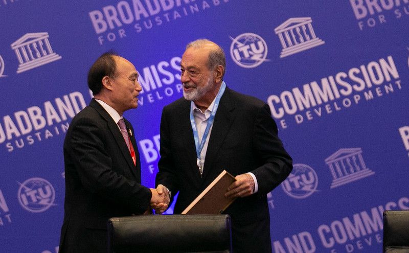 La Fundación Carlos Slim y América Móvil recibieron premio de e-salud, Carlos Slim Helú recibe reconocimiento de manos del Secretario General de la UIT Houlin Zhao